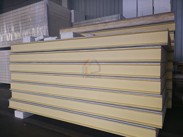 What are the advantages of using polyurethane sandwich panels for roof panels?