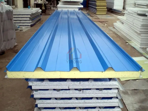 Color steel sandwich panel is not easy to rust