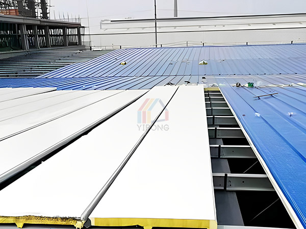 Roofing color steel sandwich panel is not easy to rust